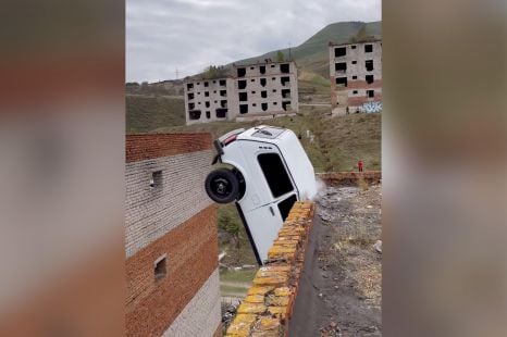 Stuntman in Lada Niva fails at multi-building leap