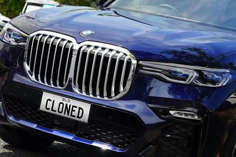 Is it legal to use a fake or cloned number plate that looks real?