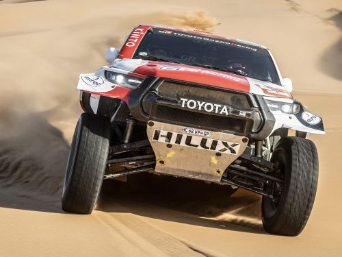 Toyota HiLux with LandCruiser petrol V6 tackles Dakar